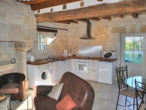 Gîte La Chapelle-sur-Loire, 3 pièces, 5 personnes - FR-1-381-418 tesisinde mutfak veya mini mutfak