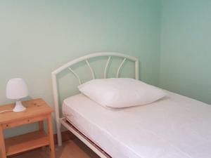ein kleines Schlafzimmer mit einem Bett und einem Nachttisch in der Unterkunft Gîte Villemontais, 4 pièces, 6 personnes - FR-1-496-121 in Villemontais