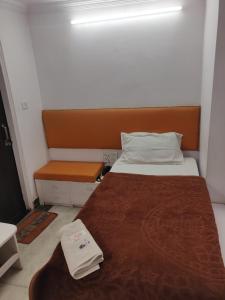 hotel sonali regency客房内的一张或多张床位