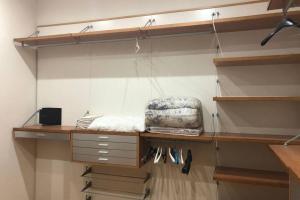 Palanda nebo palandy na pokoji v ubytování Bella casa vicino alla grotta giusti.