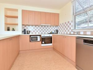 A kitchen or kitchenette at Villa 3br Chambourcin Resort Condo located within Cypress Lakes Resort (nothing is more central)