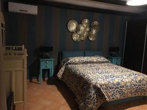 Un pat sau paturi într-o cameră la Stanza delle Muse in Villa con Piscina