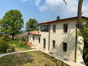 an exterior view of a house with a yard at Residenza Cipressi e Olivi in Verona