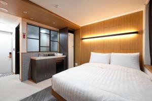 Postel nebo postele na pokoji v ubytování S Stay Hotel