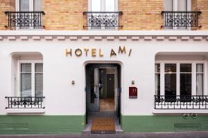 wejście do hotelu z drzwiami w budynku w obiekcie Hôtel AMI - Orso Hotels w Paryżu