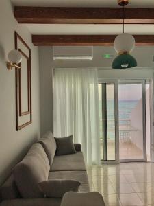 Posezení v ubytování Skizenas Waterfront Apartments