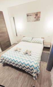 sypialnia z łóżkiem z dwoma ręcznikami w obiekcie Apartments close to sandy beach w Splicie