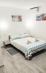 sypialnia z 2 łóżkami w pokoju w obiekcie Apartments close to sandy beach w Splicie