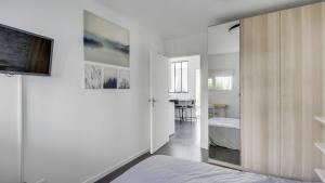 DIFY Malot - Jean Macé في ليون: غرفة نوم بجدران بيضاء وباب زجاجي منزلق