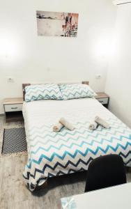 Łóżko lub łóżka w pokoju w obiekcie Apartments close to sandy beach