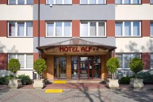einen Hoteleingang mit einem Luftschild darauf in der Unterkunft Hotel Alf in Krakau
