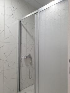 アンタルヤにあるKonyaaltı Apart Hotelのバスルーム(ガラスドア付きのシャワー付)