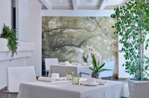 A restaurant or other place to eat at Terme Europa