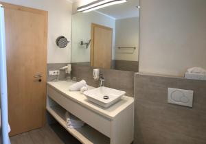 Koupelna v ubytování Hotel Cornelia + 25 fotografií