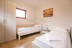 Posteľ alebo postele v izbe v ubytovaní Parkowa Polana - PolanicaApartamenty