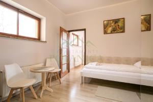 Posteľ alebo postele v izbe v ubytovaní Parkowa Polana - PolanicaApartamenty