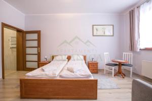 Posteľ alebo postele v izbe v ubytovaní Parkowa Polana - PolanicaApartamenty
