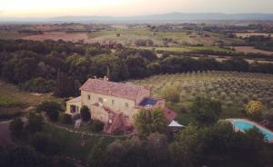een luchtfoto van een huis in een veld bij La Falconara in Montepulciano