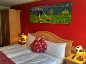 Ein Bett oder Betten in einem Zimmer der Unterkunft Gasthaus Tübli Gersau