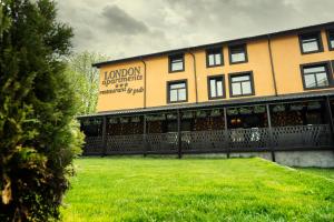 a building with a sign that reads london properties properties at London Apartments Vaslui in Vaslui