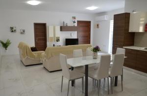 Afbeelding uit fotogalerij van Lorenza Letting Apartment in Marsaxlokk +43 foto's