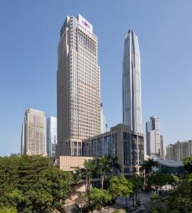 Blick auf die Skyline der Stadt mit hohen Gebäuden in der Unterkunft Crowne Plaza - Shenzhen Futian, an IHG Hotel in Shenzhen