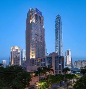 un groupe de grands bâtiments dans une ville dans l'établissement Shenzhen Futian Crowne Plaza Hotel,Near by Futian Station and Coco Park, Outdoor Heated Pool, à Shenzhen