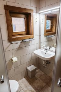 bagno con lavandino e servizi igienici di MINARDI vendégházak a Berekfürdő