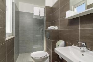 Hotel Vila White في تروغير: حمام مع مرحاض ومغسلة