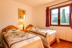 Un dormitorio con dos camas y una ventana. en Villa Eden, en Antibes