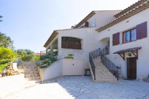 Una casa blanca con escaleras que conducen a ella. en Villa Eden, en Antibes