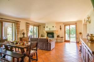 una sala de estar con una mesa y un sofá en Villa Eden, en Antibes