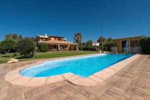 una piscina en un patio con una casa en Masone Murgioni, en Castiadas