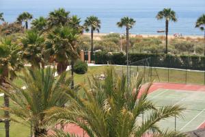 Tenis alebo squash v ubytovaní atico en Las Americas Islantilla primera línea de playa alebo jeho okolí