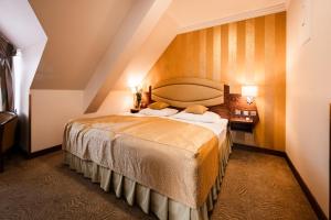 Postel nebo postele na pokoji v ubytování Imperial Casino Strazny Hotel