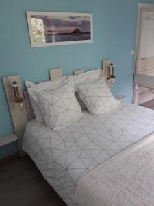 ミオにあるChambre d'hotes les Irisのベッドルーム(白いシーツと枕付)