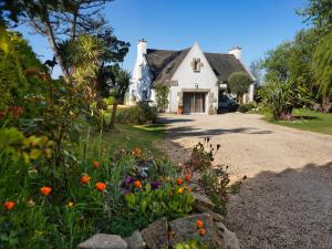 una casa con giardino di fronte di Les Roses a Santec