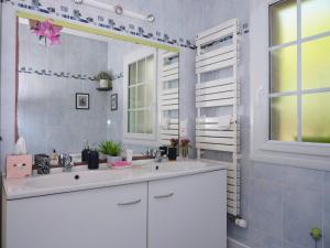 Un baño con un lavabo blanco y un espejo. en Les Roses, en Santec 38 fotos más