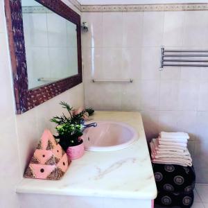 uma casa de banho com um lavatório e um espelho em CASA 19 em Albufeira