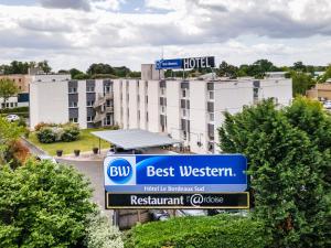 una señal de hotel frente a un edificio en Best Western Hotel Le Bordeaux Sud, en Gradignan