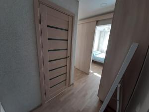 una habitación vacía con una puerta y un dormitorio en Ramuma, en Anykščiai