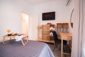 sypialnia z łóżkiem, biurkiem i stołem w obiekcie Lefkes Summer House #1 w mieście Hanioti