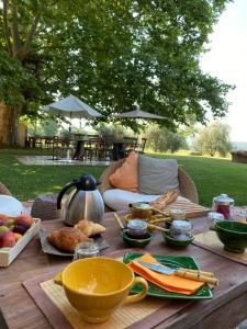 カリアンにあるDomaine De Sainte Annetteの木製テーブル