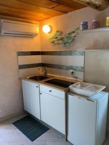 a small white kitchen with a sink and a sink at A pochi passi dal mare in Monterosso al Mare