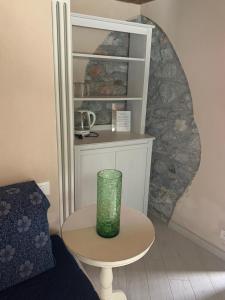 um vaso sentado numa mesa numa sala em A pochi passi dal mare em Monterosso al Mare