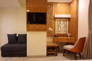 En TV eller et underholdningssystem på Hotel Daily Inn Bandung