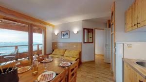 Kuchyň nebo kuchyňský kout v ubytování La Grive FAMILLE & MONTAGNE appartements 6pers montagne by Alpvision Residence