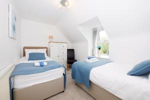 A bed or beds in a room at Ardentorrie Holiday Home