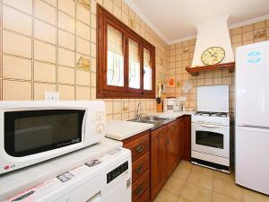 A kitchen or kitchenette at VILLA ALCAZAR