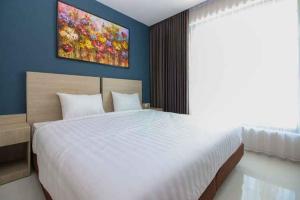 Kencana Residence Surabaya房間的床